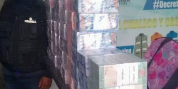Detienen a dos mujeres y un hombre Con 56 mil billetes de circulación legal