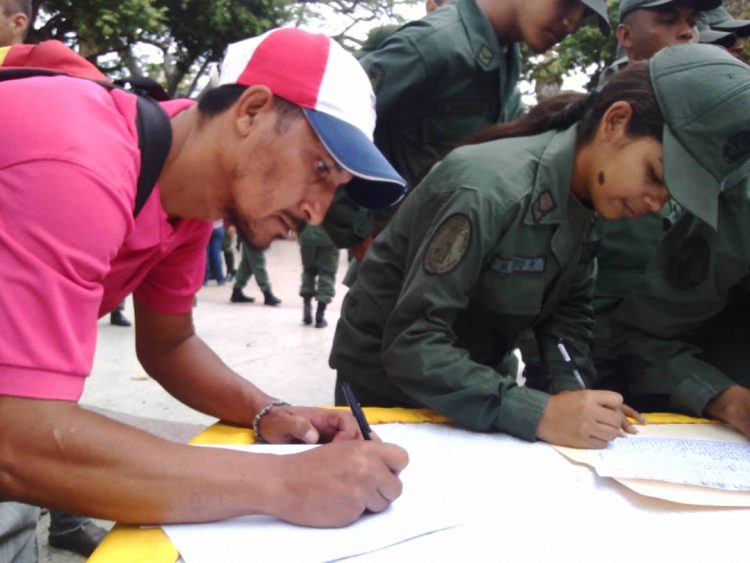 Recolección de firmas contra “la injerencia” en la plaza Bolívar