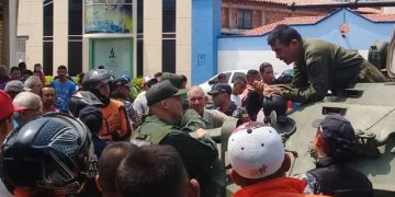 En Ureña motorizados fueron arrollados por tanqueta