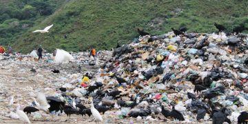 Incendio evita que camiones compactadores arrojen  la basura en Vertedero de San Josecito