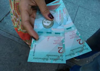 Entidades bancarias en Colón entregan billetes de 2; 5 y 10 bs y son rechazados por la población