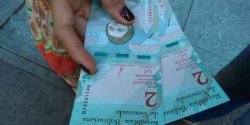 Entidades bancarias en Colón entregan billetes de 2; 5 y 10 bs y son rechazados por la población