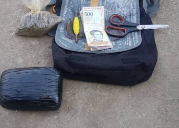 Detienen a mujer colombiana con droga en un bolso