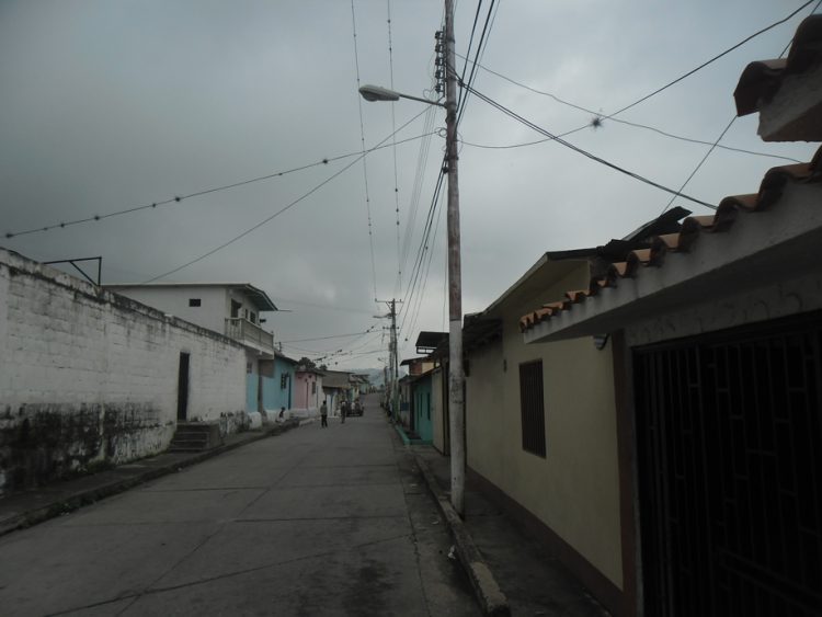 Calle de Isnotú con oscurana noche y día.