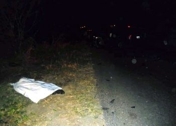 Mueren dos guardias al chocar moto oficial contra camioneta