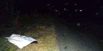 Mueren dos guardias al chocar moto oficial contra camioneta