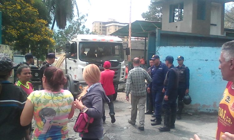 Policías y militares custodian instalaciones del sistema de bombeo en Santo Domingo. Gráficas: Yoerli Viloria