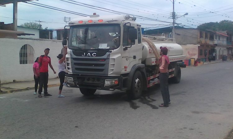 Concejal oficialista: tienen que conformarse con 500 litros por familia