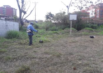 Ejecutan desmalezamiento de área deportiva en sector Las Pilas