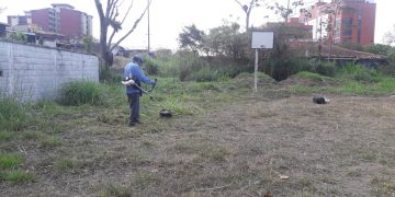 Ejecutan desmalezamiento de área deportiva en sector Las Pilas