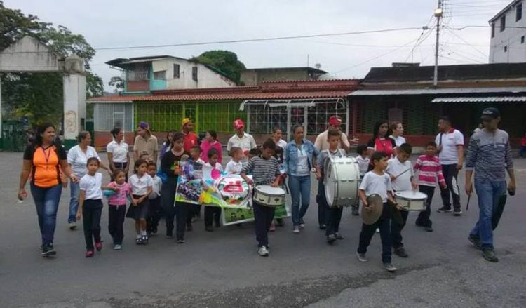 34 niños participaron en la caminata