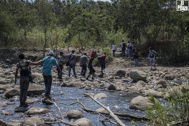Entre piedras y río pasan los venezolanos que requieren ir a
uno u otro lado de la frontera colombo- venezolana. Rayner Peña