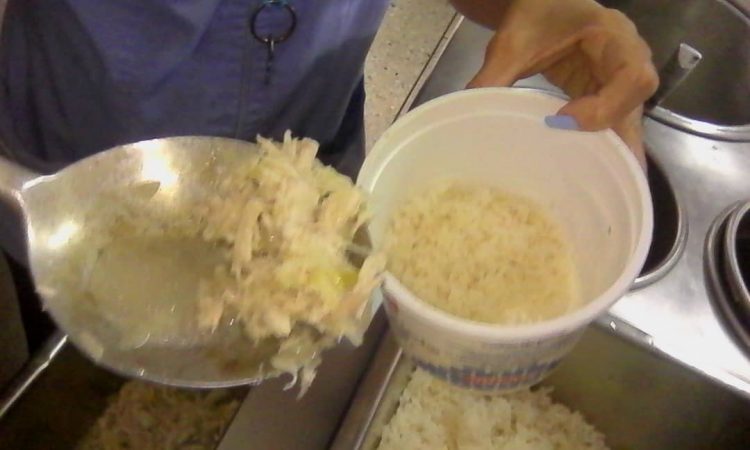 Arepa con agua de arroz es parte de la alimentación que reciben pacientes del HC de San Cristóbal. Cortesía