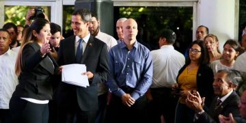 Guaidó recibe propuesta Plan País para recuperación de servicios de electricidad y agua