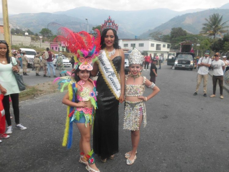 Génesis Araujo, Reina del carnaval turístico Boconó 2019 paso el largo rato posando con algunas niñas