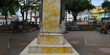 Una vez más irrespetan estatua del libertador Simón Bolívar