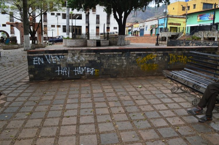 Una vez más irrespetan estatua del libertador Simón Bolívar
