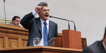 Ramos Allup: «¿No les da vergüenza a los militares venezolanos tener que cuadrarse con un militar cubano?»