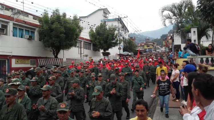 En unión cívico militar los revolucionarios marcharon en Trujillo contra las acciones opositoras. Foto: Diana Paredes