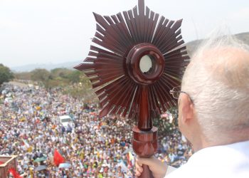 Obispo en procesión de la fe y esperanza: “somos nosotros la ayuda humanitaria”
