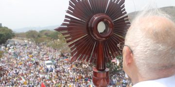 Obispo en procesión de la fe y esperanza: “somos nosotros la ayuda humanitaria”