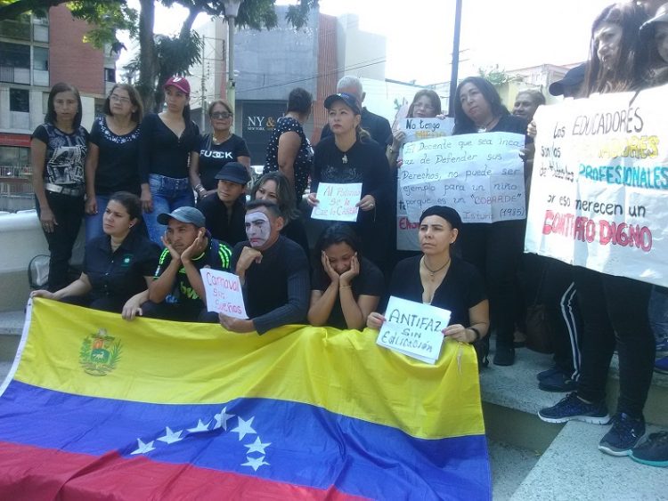 Las protestas pacíficas por las reivindicaciones salariales de los maestros continúan. Foto: María Gabriela Danieri