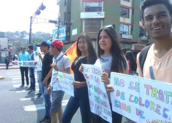 Para celebrar su día tomaron los semáforos en contra de la discriminación