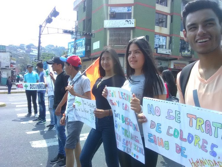 Los jóvenes tomaron los semáforos para llamar la atención de la opinión pública. Fotos: María Gabriela Danieri