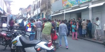 Nerviosismo en personas para comprar comida ante falla de puntos de venta