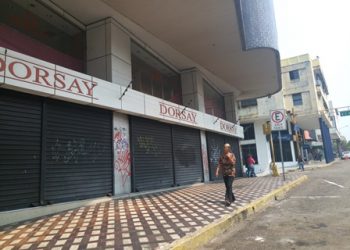 Cerrados más del 70% de los comercios   de San Cristóbal por falta de luz