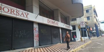 Cerrados más del 70% de los comercios   de San Cristóbal por falta de luz