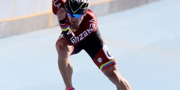 Patinador venezolano Sebastián Guzmán hace historia en Colombia con doblete de oro y récord mundial