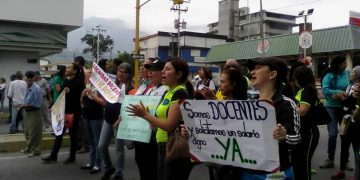 Educadores toman las calles de Valera