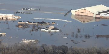 Se inunda base de EE.UU. que aloja los ‘aviones del juicio final’