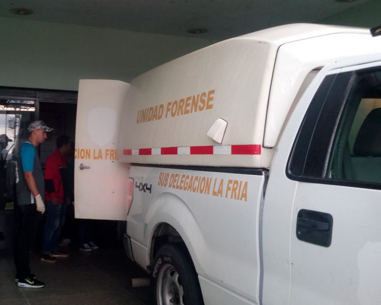 Los dos paramilitares abatidos en el Barrio Las Delicias, en La Fría, fueron trasladados a la morgue del Hospital Central por detectives del Cicpc de esa localidad (Fotos: J.A. Hernández)