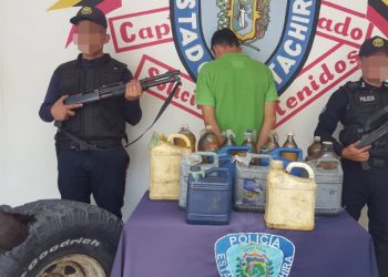 Detienen a supuesto “gasolinero” por transportar Recipientes con  combustible ocultos en un jeep