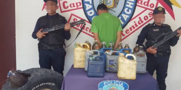 Detienen a supuesto “gasolinero” por transportar Recipientes con  combustible ocultos en un jeep