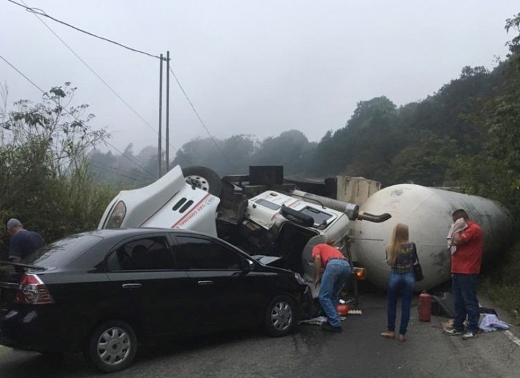 En la via Panamericana, a la altura de Palo Grande, volcó un camión transportador de gas, afortunadamente sin mayores consecuencias
