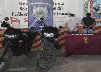 Dos presuntos ladrones de motocicletas apresados en operativo policiaco militar
