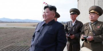 Kim Jong Un prueba un nuevo tipo de “arma táctica guiada” y vuelve a disparar las alarmas