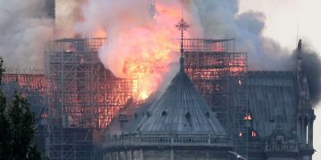 El Vaticano recibe con “tristeza” el “terrible” incendio de Notre Dame
