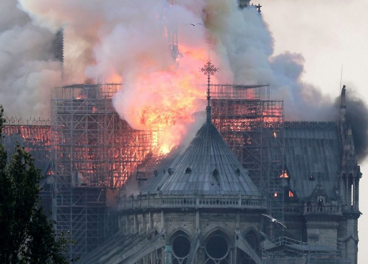 Un incendio arrasa la catedral de Notre Dame de París