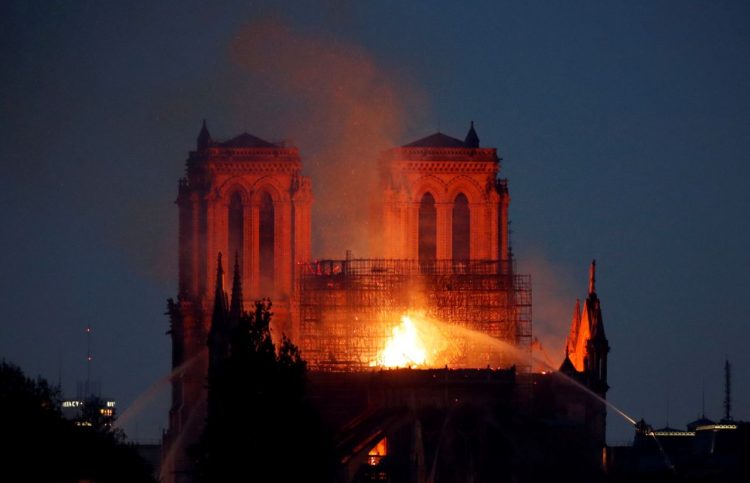 Un incendio arrasa la catedral de Notre Dame de París
