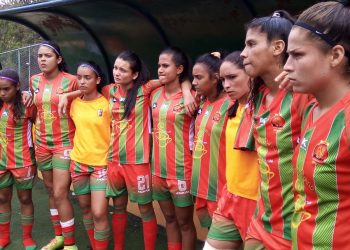 Las campeonas tropezaron en su debut