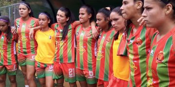 Las campeonas tropezaron en su debut