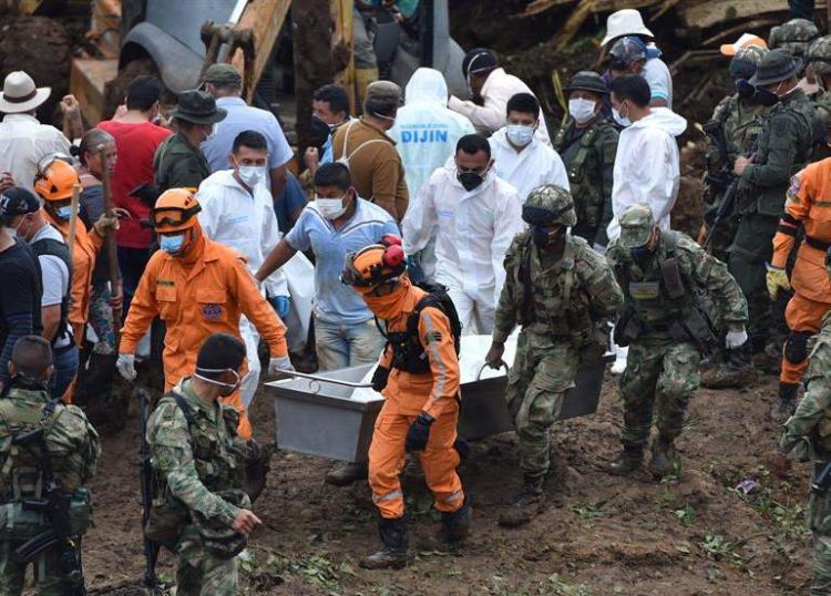 Las autoridades colombianas rescataron este lunes los cuerpos de otros tres desaparecidos por el deslizamiento de tierra causado el domingo por las fuertes lluvias en Rosas