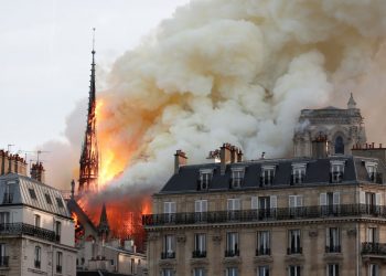 Un incendio arrasa la catedral de Notre Dame de París