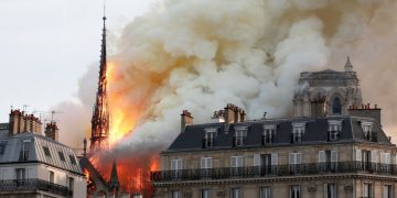 Un incendio arrasa la catedral de Notre Dame de París