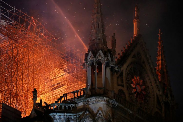 Un incendio arrasa la catedral de Notre Dame de París