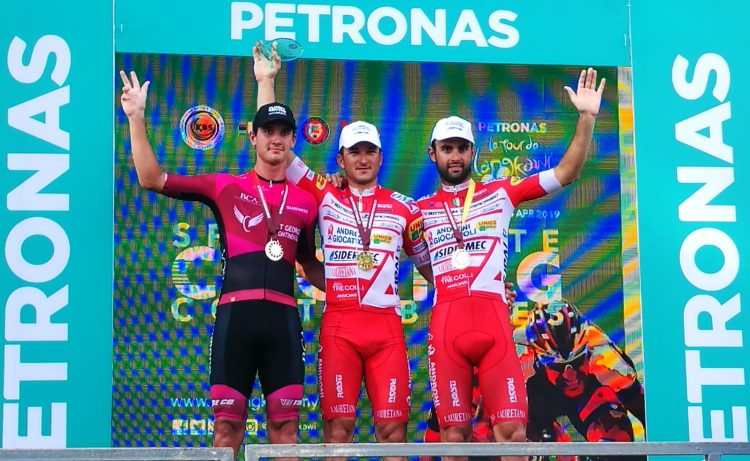 Marco Benfatto y Matteo Pelucchi en el podio del Tour de Langkawi.